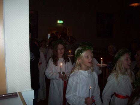 Lucia med föllje uppvaktar