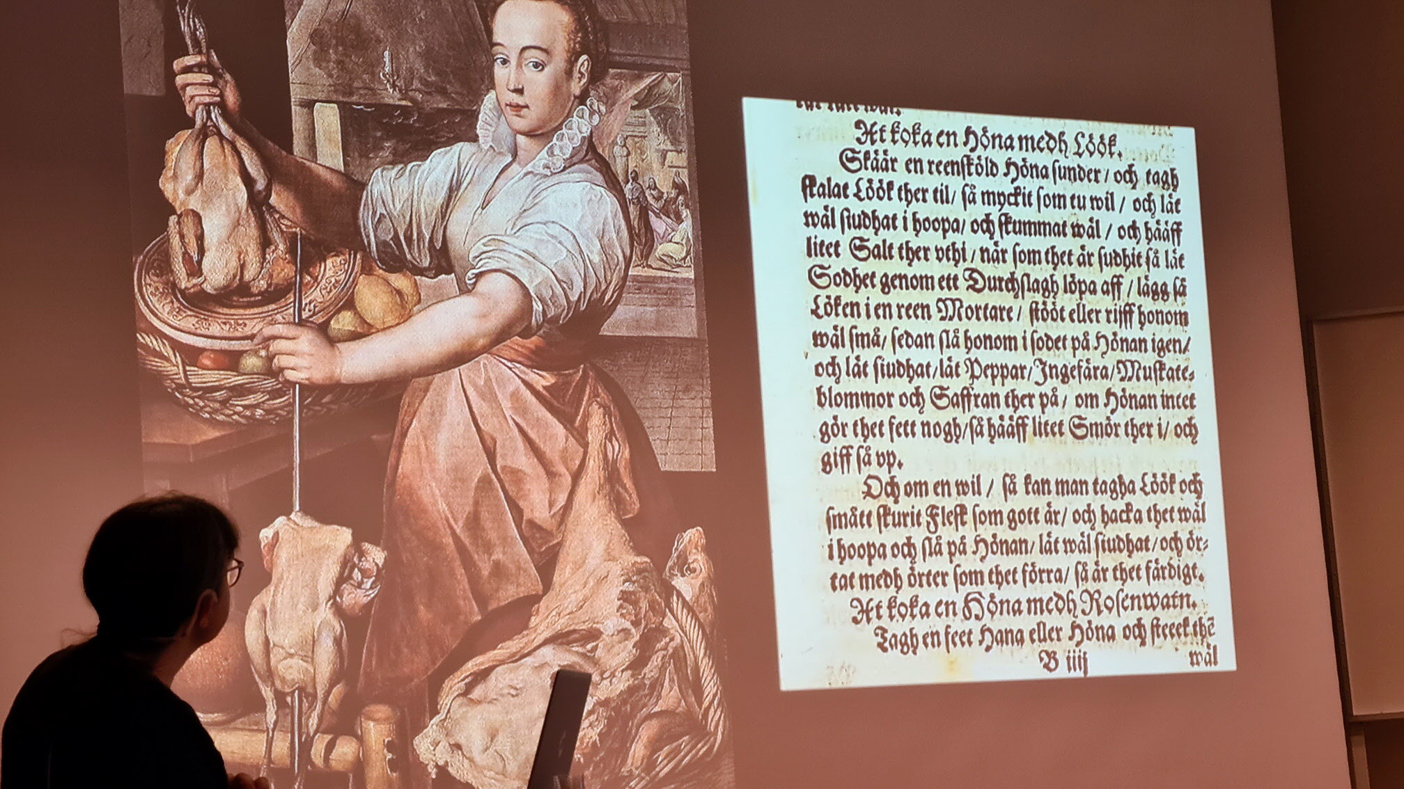 Museipedagogen Inger Alebro berättar med stor inlevelse om mat- och dryckesvanor under 1600-talet