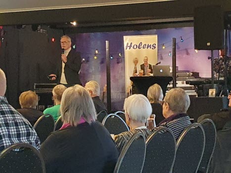 Ralf Hedin på scenen och hälsar välkommen