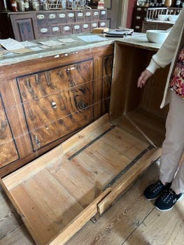 Vår guide visar att springpojken på apoteket hade sin sovplats i apoteksdisken.