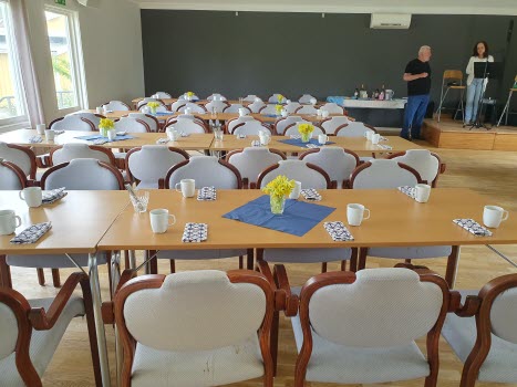 Möblerat och dukat för månadsmöte