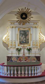 Altaruppsatsen är från 1500-talet. Altartavlan från senare datum.