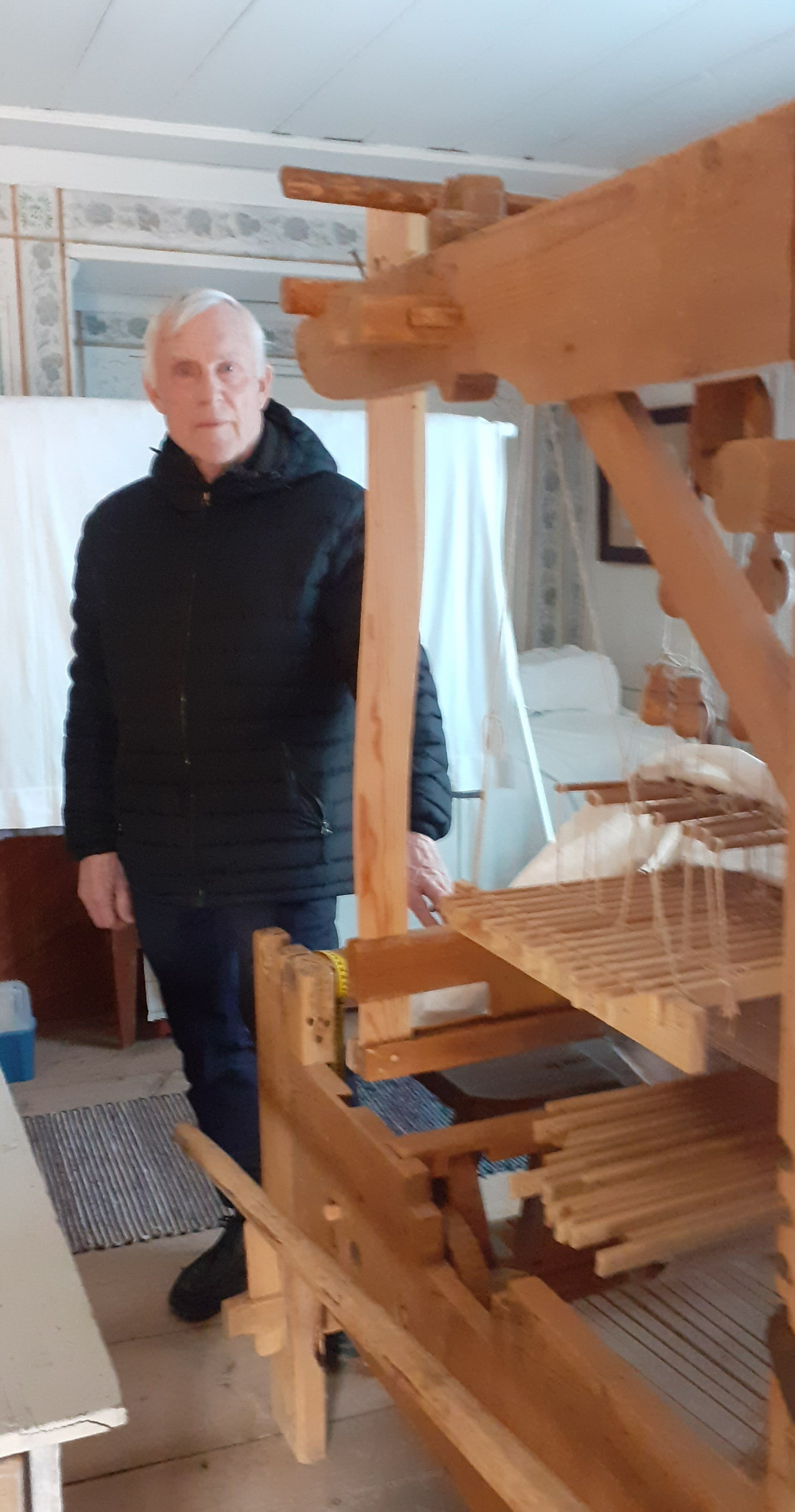 Lars-Göran intill den gamla unika trissvävstolen