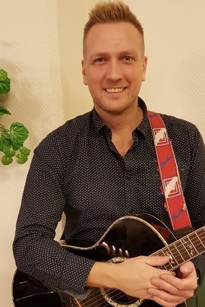 50 personer i Equmeniakyrkan hade en härlig eftermiddag när Henrik Strömberg stod för underhållningen.Foto: Jeannette Forsberg.