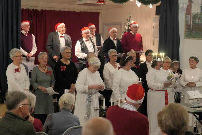 Kville Singers framför flera julmelodier, Här tänder Kerstin  "ett ljus i advent".