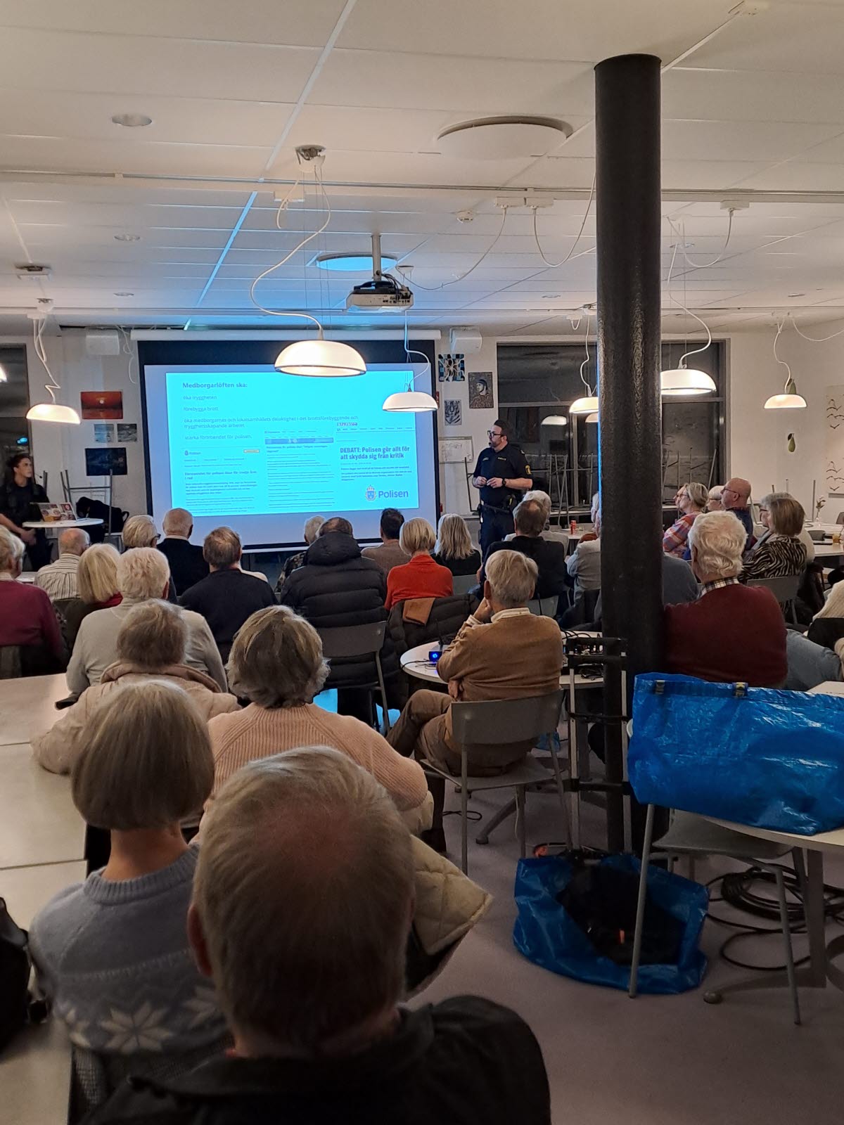 2026-01-14 Omr&aring;despolisen p&aring; bes&ouml;k bild 1.jpg