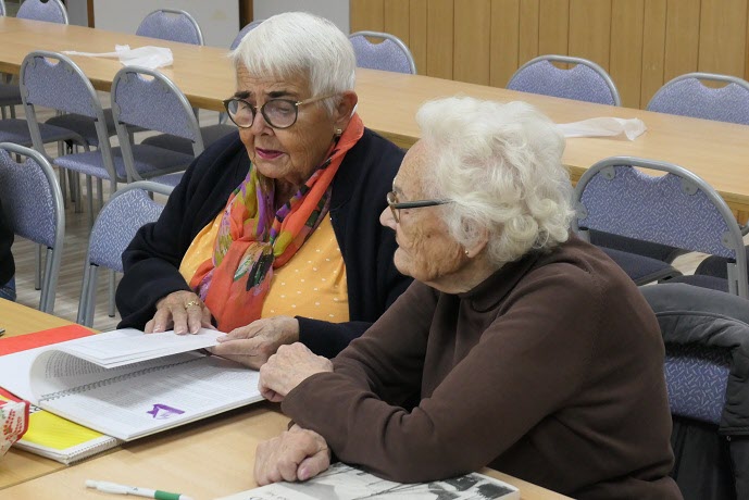 Anna-Lisa och Karin studerar en intressant skrift