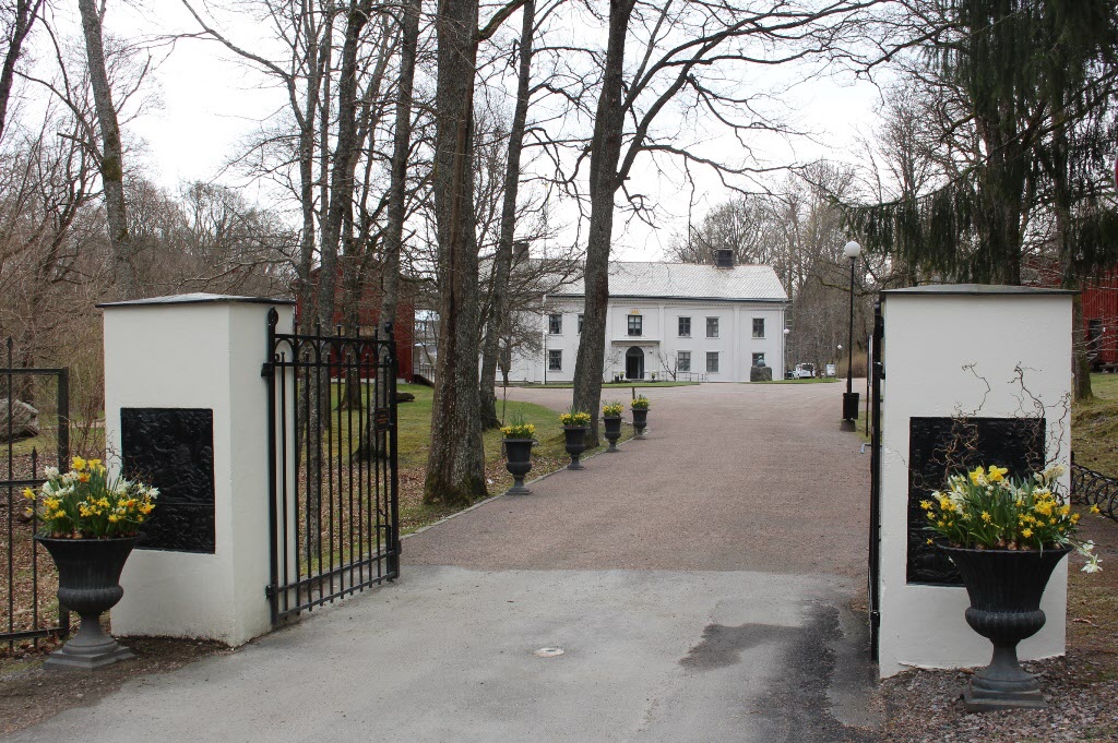 Porten till Alsters gård, Frödings föräldragård