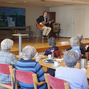 Månadsmöte. Vissångaren Mikael Edfelt.