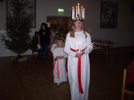 Lucia med föllje uppvaktar