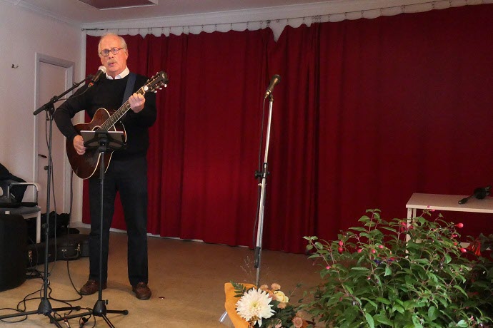 Oktober 2021. Lasse P spelar och sjunger visor  av bla Ruben Nilsson.