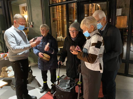 Inpassering med kontroll av Covidpass funkade utan större problem – många hade passet nedladdat i sin telefon.