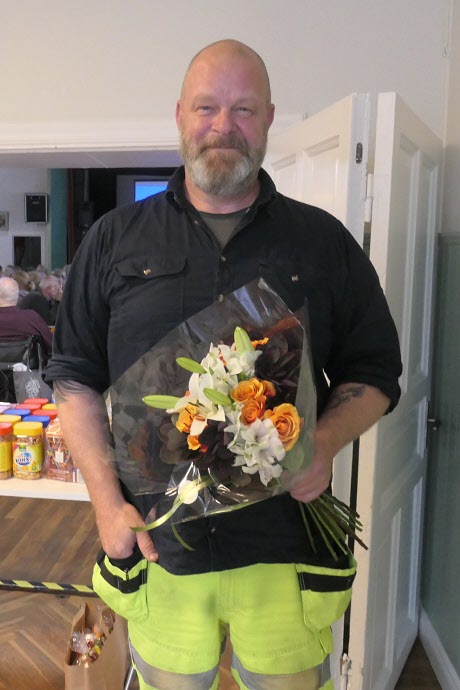Hemvaktmästaren Håkan avtackades med blommor