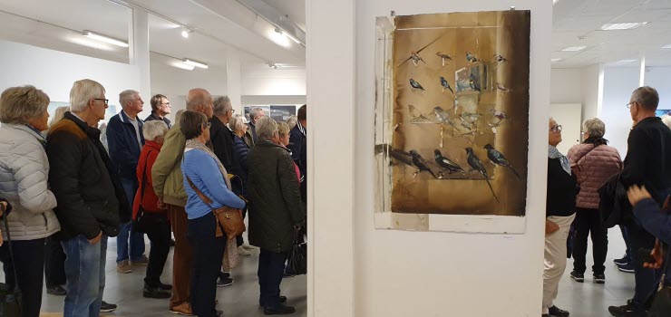 Sällskap som guidas på Lerinutställningen i Karlstad