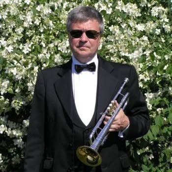 Lars Ryhammar med ett blåsinstrument
