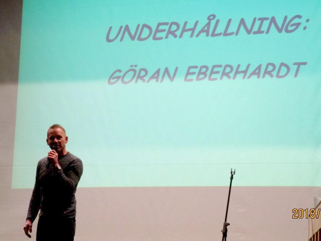 Ståuppkomikern Göran Eberhardt beskrev bland annat hur en olycka med en minibuss som gledit mot ett träd refererats i Radio Halland.
