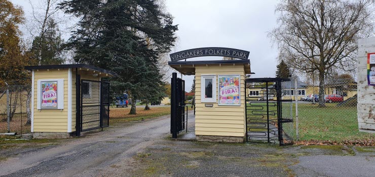 Grindar och hus vid ingång till Folketspark Vingåker