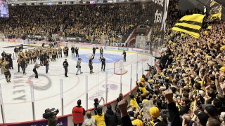 Hockeyresa den 28 november Skellefteå AIK - Färjestad BK 15:15.