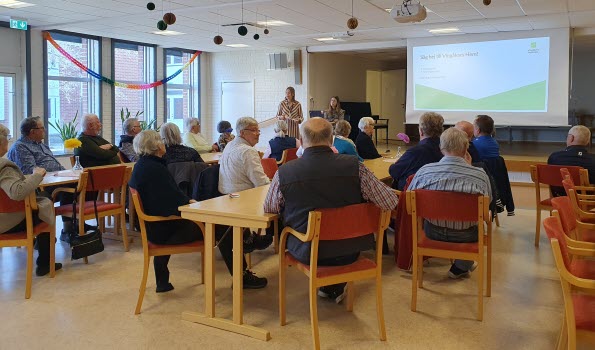 Seniorer lyssnar till presentation 