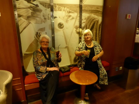 Monica och Monica tog sig också en drink.