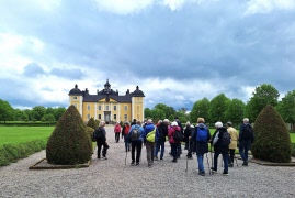 Fikarast i skuggan av slott  efter promenad i pytteland