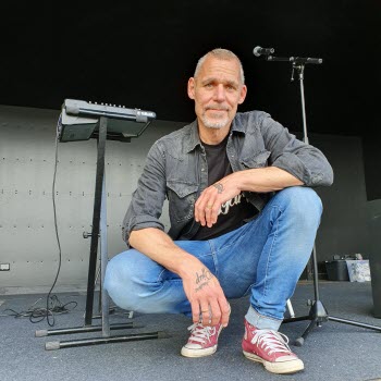 Trubadur Anders Djup poserar på scenen