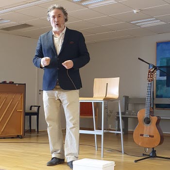 Månadsmöte. Vissångaren Mikael Edfelt.