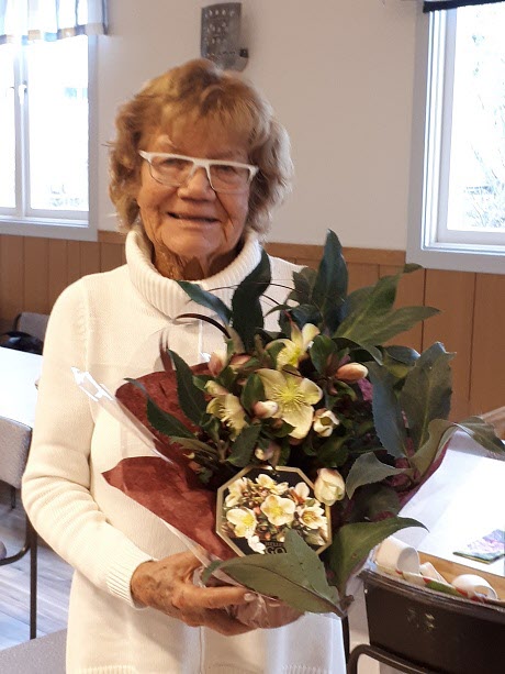 Solveig Udén, 90 år, uppvaktas på födelsedagen i november 2019