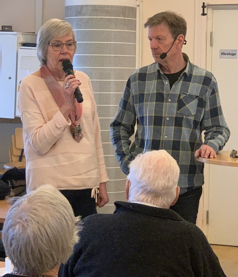 Annica Åström tackar Ulf Bertilsson för hans berättelse om "Nille på Ringsö."