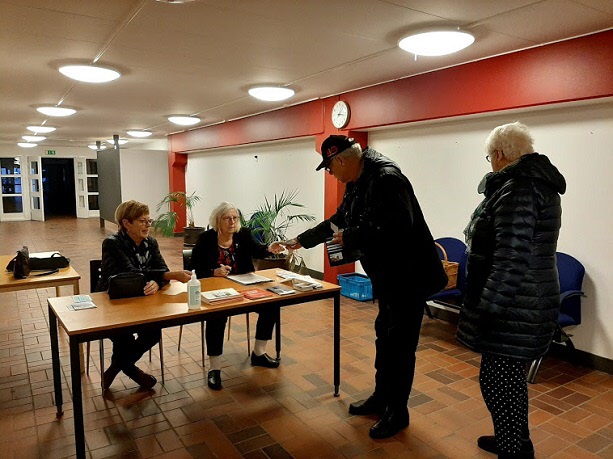 Gert och Margareta väntar på sin tur.