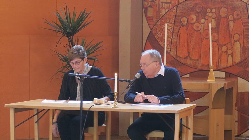 Per-Åke Öster och Lotta Råssjö leder årsmötesförhandlingarna