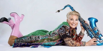 Linda Rapp spelar saxofon, sjunger och kåserar fredag 10 april 13:30-15:00