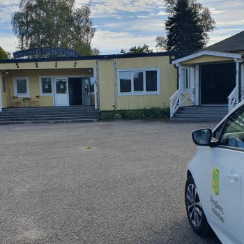 Folkets park i Vingåker och en av kommunens bilar framför.