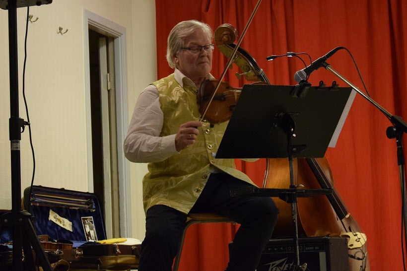 Rolf Gustavsson spelade bas och fiol