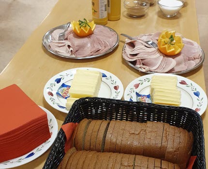 En del av buffébordet, vörtbröd, smör och skinka