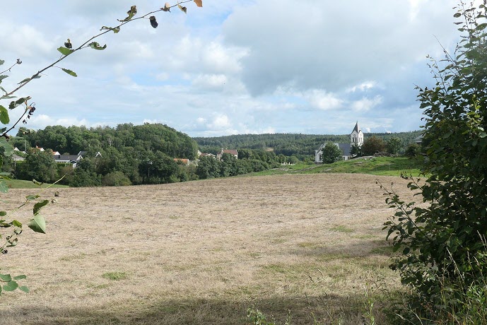 Utsikt över Kvillebyn med kyrkan