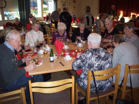 Samling kring borden