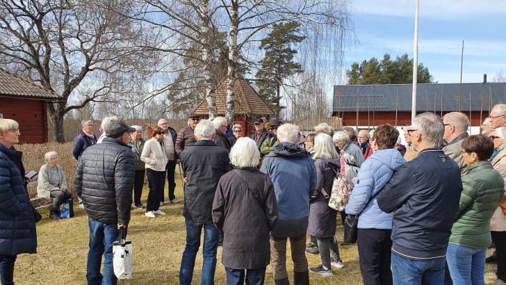 Guiden Sven Olsson berättar om bergsmansgårdar i Staberg