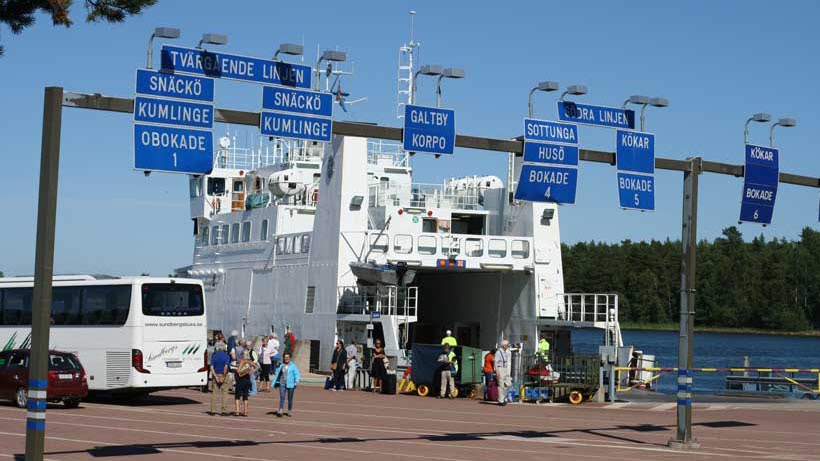 Vi går ombord på båten till Kökar