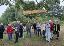 Tisdagen den 8 september vandrade en grupp glada SPF-seniorer på Byaslingan i Saxemara!