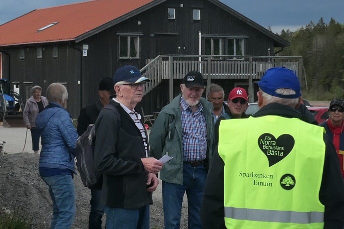 Samling vid Alnäs gård. Jan Johansson berättade om gökottan vid Hornbore (ett par km söder om Hamburgsund)