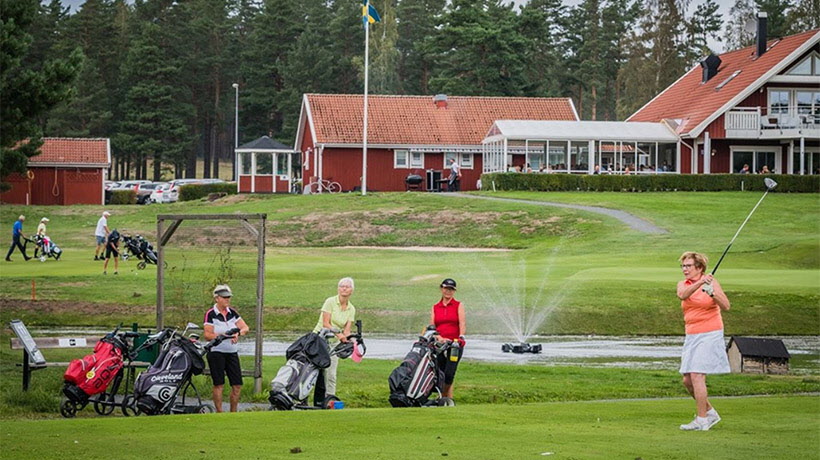 Full aktivitet på Tranås golfbana vid SPF Seniorernas förbundsmästerskap i golf. Foto: Erik Hellquist