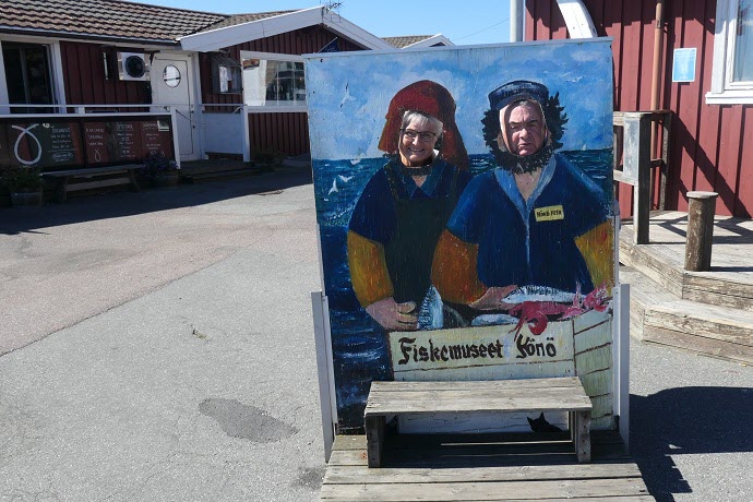 Barbro och Ingemar som fiskare. I bakgrunden Tullhuset där vi åt lunch.