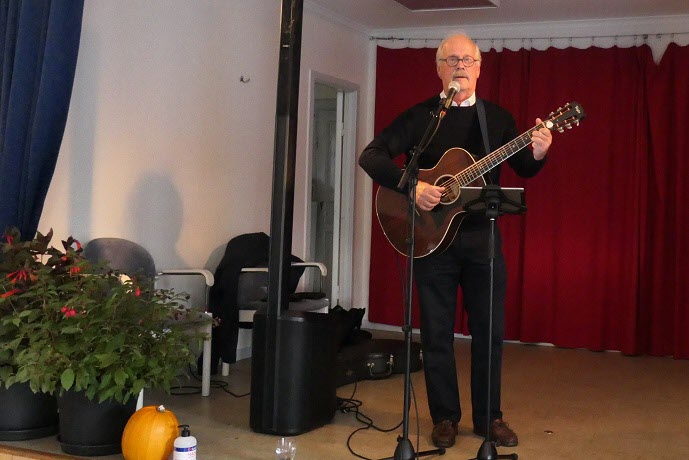 Dagens underhållare Lasse P framför visor av lokala musiker samt Ruben Nilsson