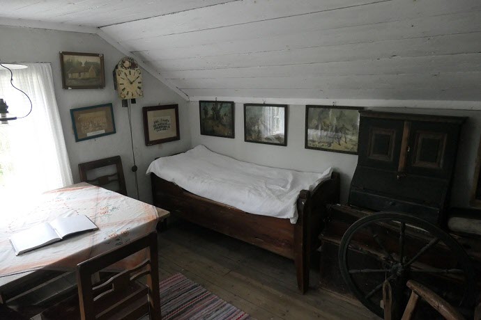 I Fornstugan bodde två familjer. På loftet bodde lärarinnan.