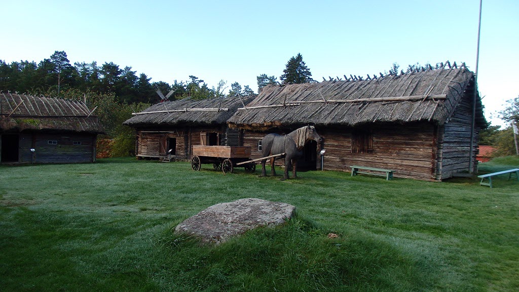 Gamla byggnder hämtade från olika platser på Åland