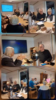 Seniorer runt konferensbord, deltar i ITkafé 