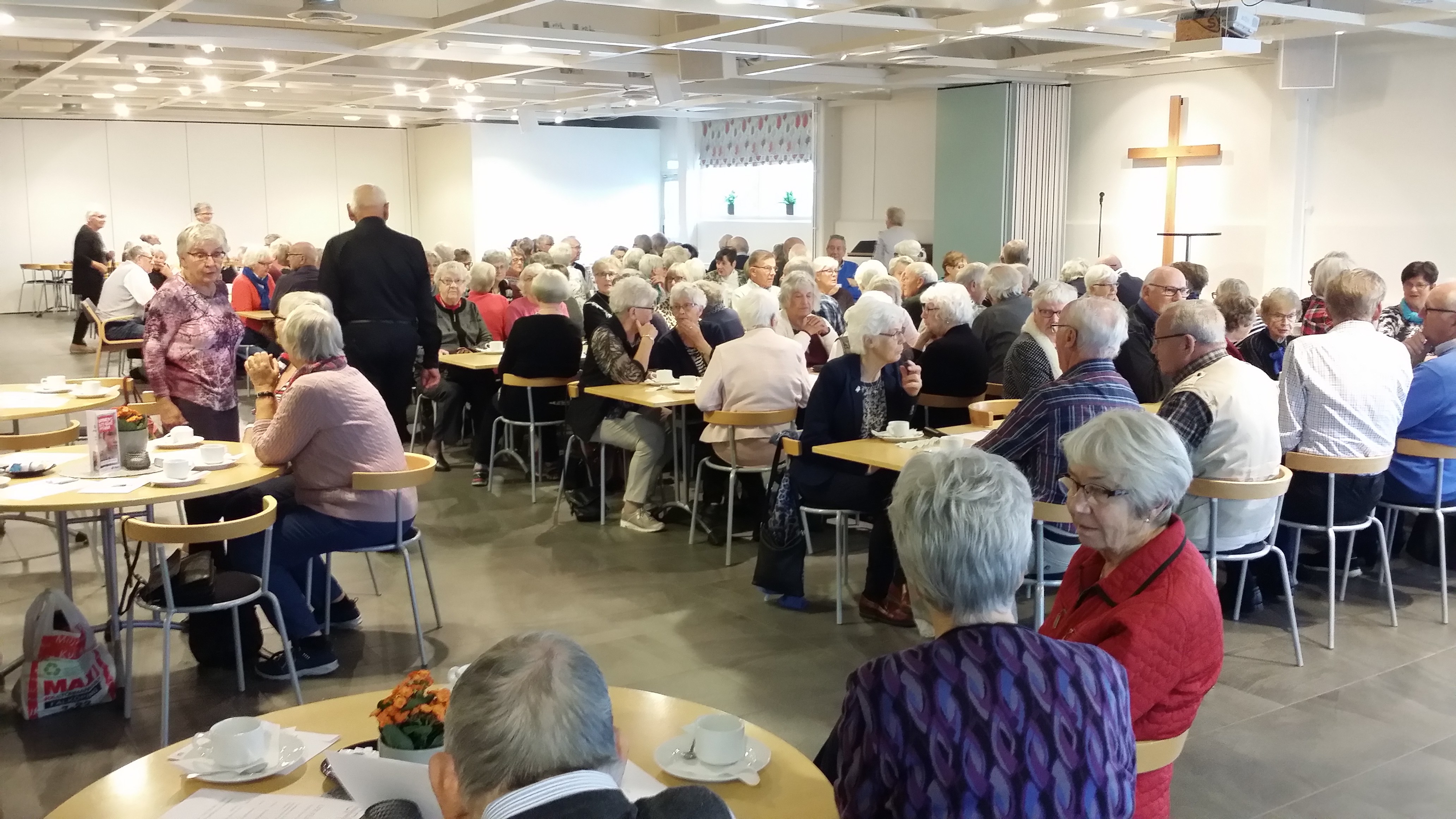 Nästan 150 personer slöt upp till mannekänguppvisningen