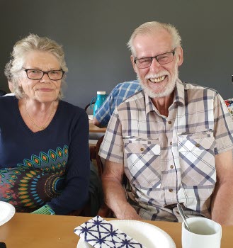 En man och en kvinna vid kaffebord