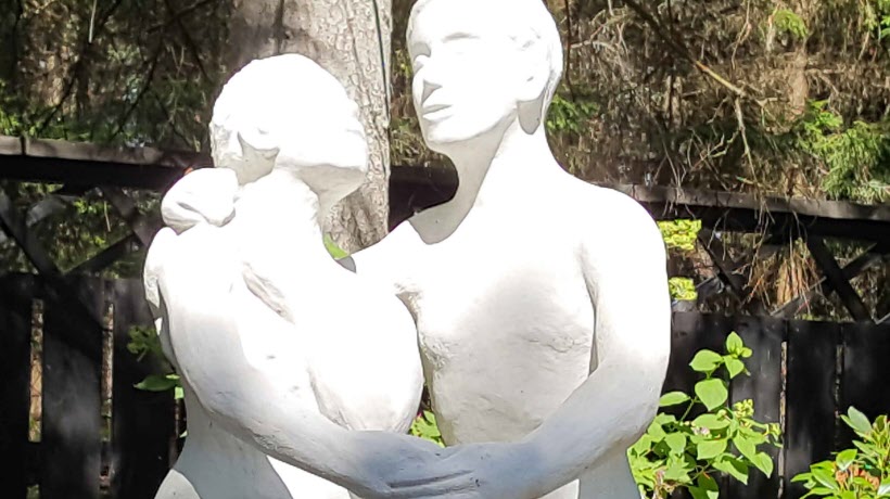 "Hängivelsen" Skulpturen ger uttryck för Jans och Karolas stora ömsesidiga respekt, beundran och kärlek livet ut.
